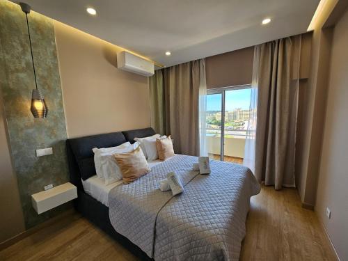 una camera da letto con un letto e una grande finestra di Castelos do Mar a Portimão