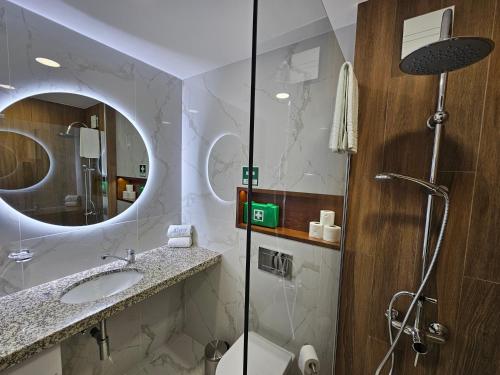 un bagno con lavandino e specchio di Castelos do Mar a Portimão