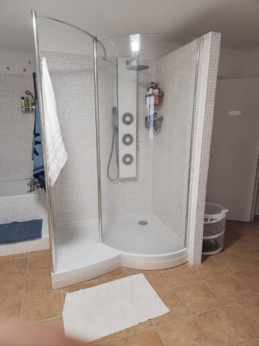 une douche avec une porte vitrée dans une salle de bain dans l'établissement Charmante maison de village pour 10, à 15 min de la mer - Idéal familles et amis, à Montblanc