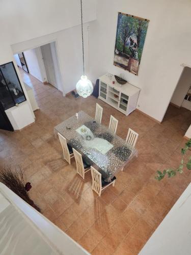 - une salle à manger avec une table et des chaises dans l'établissement Charmante maison de village pour 10, à 15 min de la mer - Idéal familles et amis, à Montblanc
