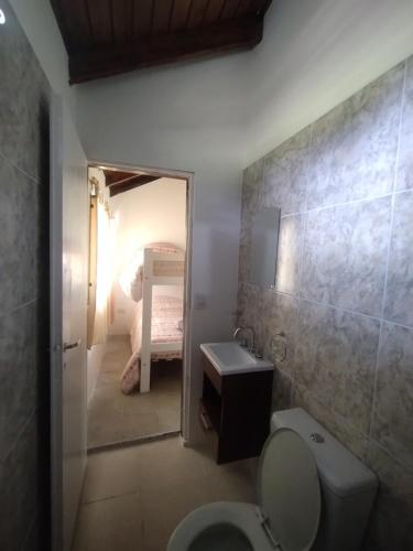 baño con aseo y lavabo y litera en Complejo 1919, en El Bolsón