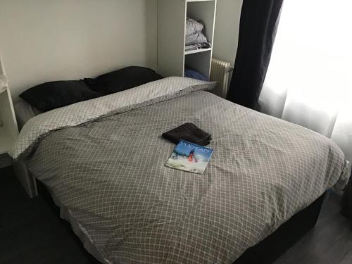 - une chambre avec un lit et un livre dans l'établissement FLAT Calais beach, à Calais