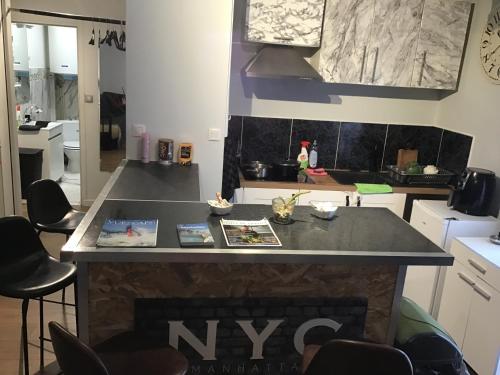 - une cuisine avec un îlot au milieu d'une pièce dans l'établissement FLAT Calais beach, à Calais