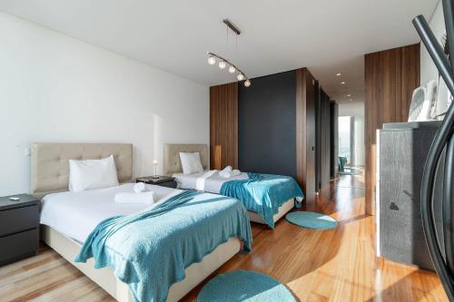 Habitación de hotel con 2 camas y TV en Akivillas Sintra Star, en Sintra