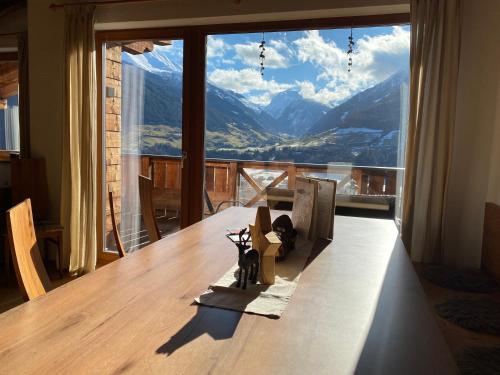 a room with a table with a view of a mountain at Stadtalm Islitzer in Mittersill