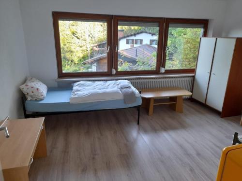 een slaapzaal met een bed en een raam bij Schöne Monteurunterkunft in Lohberg mit Grillplatz und Balkon in Lohberg