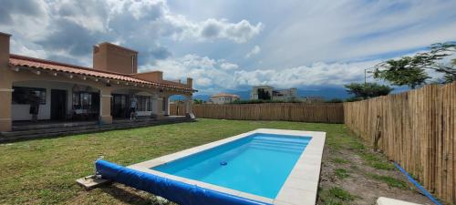 una piscina en el patio de una casa en san lorenzo chico salta en San Lorenzo