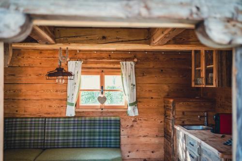 a room with a window in a log cabin at Singerskogel in Spital am Pyhrn