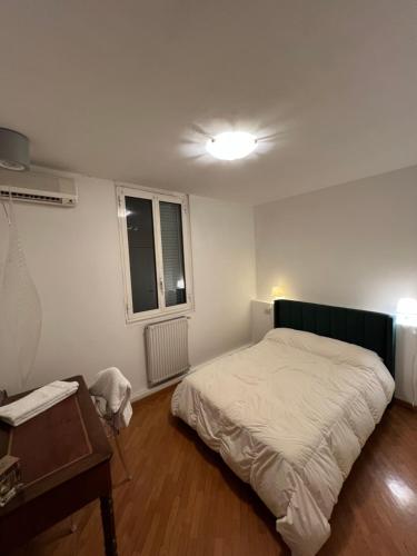 - une chambre avec un lit, une table et une fenêtre dans l'établissement Daeiouz II, à Milan