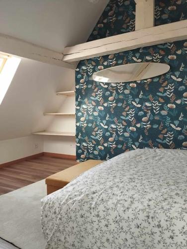 Un dormitorio con una cama y una tabla de surf en la pared. en La perle Dieppoise, en Dieppe