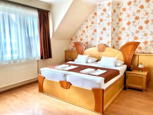 科馬羅姆的住宿－哈特維澤公寓酒店，一间卧室,卧室内配有一张大床
