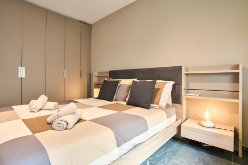a bedroom with a large bed with pillows at Garden View 9 - Two Bedroom Apartment in St. Julianʼs