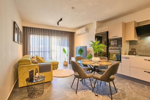 พื้นที่นั่งเล่นของ Garden View 9 - Two Bedroom Apartment