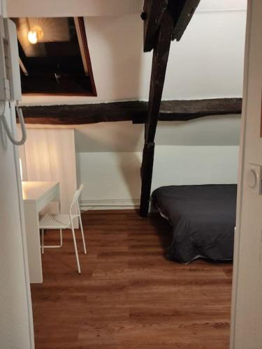 une chambre avec un lit, un bureau et une table dans l'établissement Studio Rémois - WIFI/Netflix, à Reims