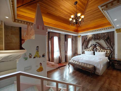 1 dormitorio con 1 cama grande y techo de madera en 卡布雷莊園民宿, en Dongshan