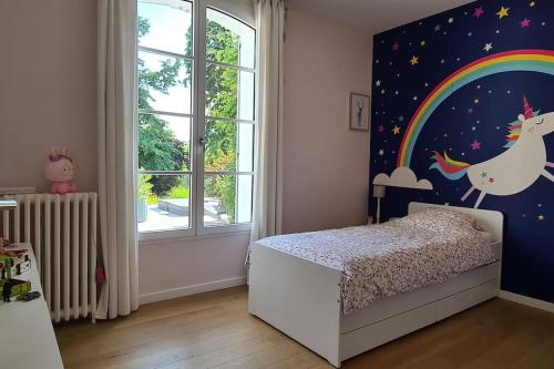 Säng eller sängar i ett rum på Villa 35 minutes Paris