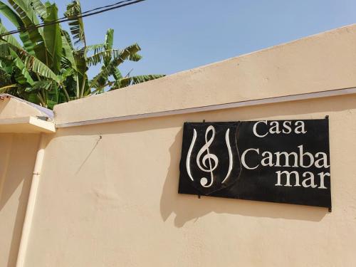 ein Schild an der Seite eines Gebäudes in der Unterkunft CASA CAMBA MAR in Bissau