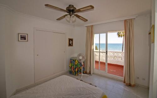 een slaapkamer met een bed en uitzicht op de oceaan bij Primera línea Playa Romana Frontal - Habitat ALBERT VILLAS in Alcossebre