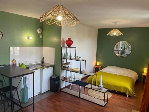 Il comprend une chambre avec un lit et une cuisine avec un évier. dans l'établissement Studio proche Disneyland Paris, à Magny-le-Hongre