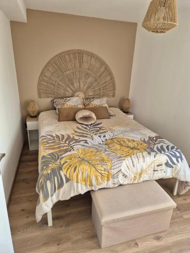 - une chambre avec un grand lit et une grande tête de lit en bois dans l'établissement Au Beau Regard, à Belleu