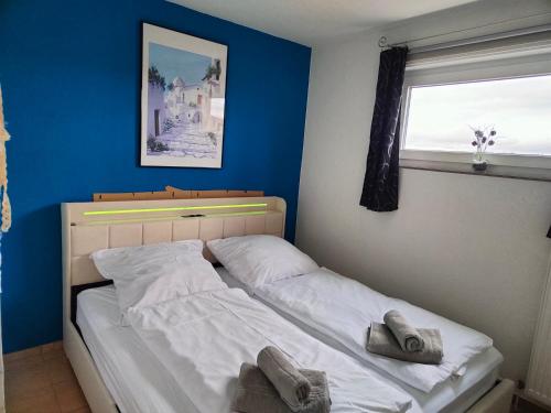 een slaapkamer met een bed met handdoeken erop bij Apartment Walpurgis mit toller Aussicht & Schwimmbad in Hohegeiß