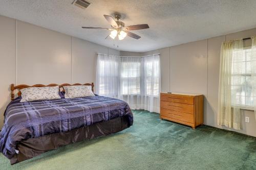 1 dormitorio con 1 cama y ventilador de techo en Peaceful McAlpin Home on 5 Acres with Private Deck!, en McAlpin