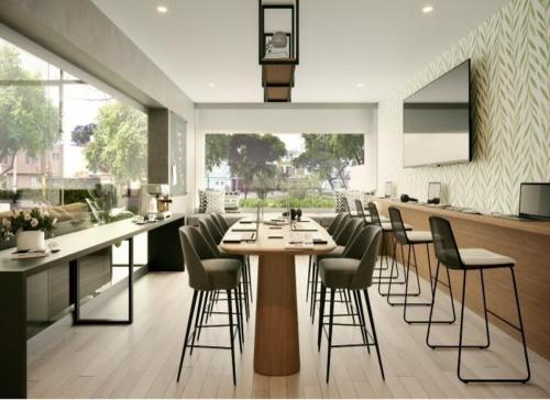 a restaurant with chairs and tables and a bar at Hermoso departamento de estreno con piscina in Lima