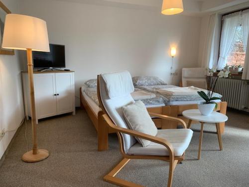 ヒンターツァルテンにあるFerienhaus Rotzingerのベッドルーム1室(ベッド1台、椅子、ランプ付)