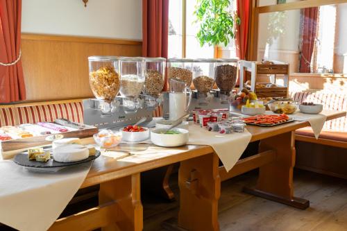 een tafel met veel verschillende soorten voedsel erop bij Albhotel Bahnhöfle in Stubersheim