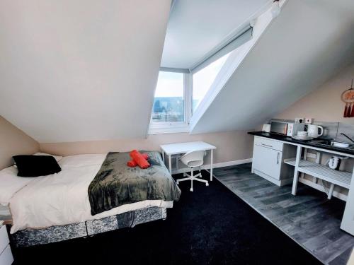 1 dormitorio con cama, escritorio y ventana en Burns Street - Stay Sleep Rest en Nottingham