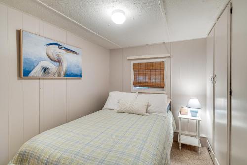 Postel nebo postele na pokoji v ubytování Rockaway Beach Home, Walk to Ocean, Pet Friendly!