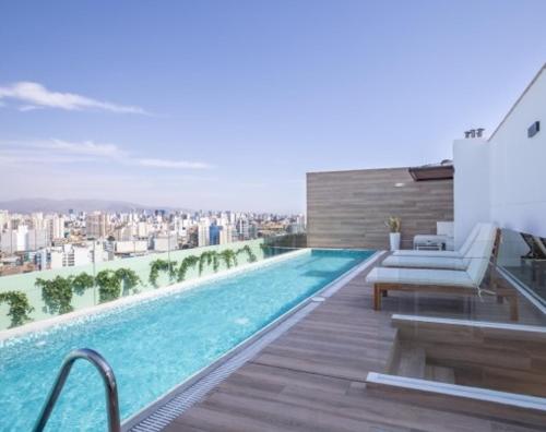 a swimming pool on the roof of a building at Hermoso departamento de estreno con piscina in Lima