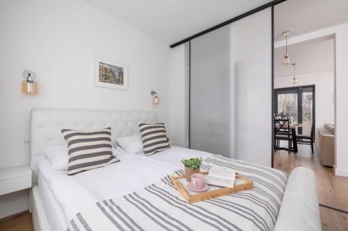 Postel nebo postele na pokoji v ubytování Apartment in Krakow with parking and balcony by Noclegi Renters