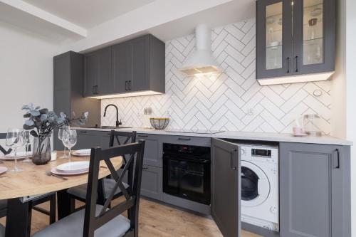 Kuchyň nebo kuchyňský kout v ubytování Apartment in Krakow with parking and balcony by Noclegi Renters