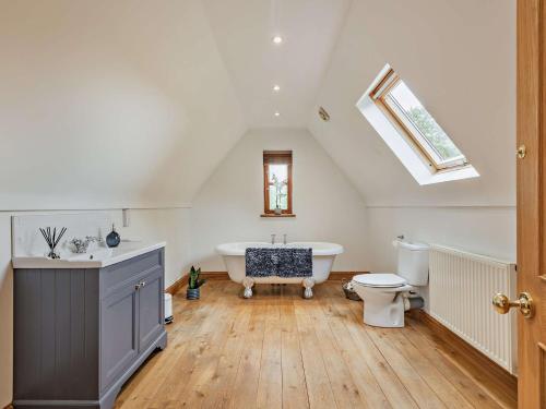 een badkamer met een bad, een wastafel en een toilet bij 4 Bed in Lloc 92687 in Whitford