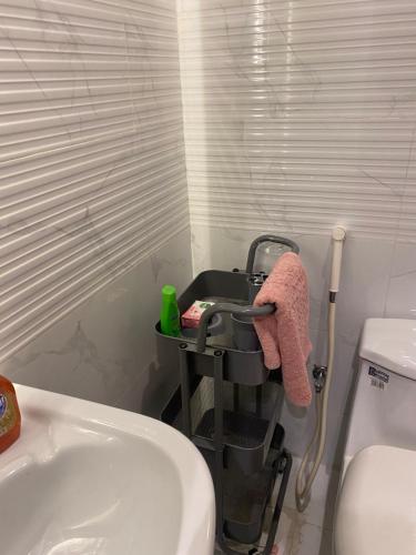 a bathroom with a white toilet and a sink at يقع المسكن في مدينة جدة الساحليه in Ḩayy al Ḩamdānīyah