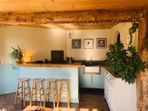 Küche/Küchenzeile in der Unterkunft Fisherman's Lodge - Peaceful Rural Retreat close to Sandy Beaches