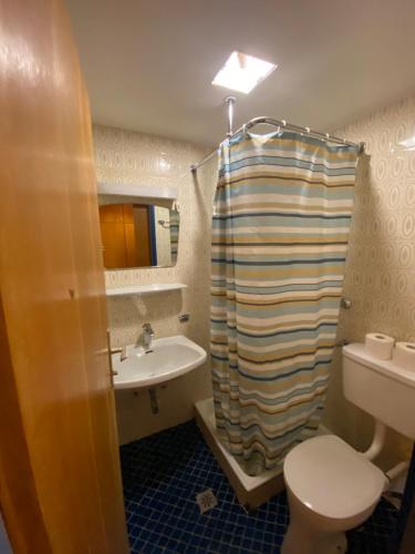 Um banheiro em Marina Alpen Haus