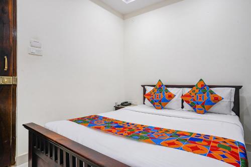 Una cama o camas en una habitación de FabHotel Hamsa The Right Choice - Nr Lanco Hills, Manikonda