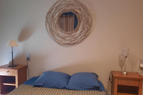 une chambre avec un lit avec un miroir au mur dans l'établissement Maisonnette en campagne au calme, à Carpentras
