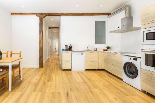 cocina con electrodomésticos blancos y suelo de madera en Egona - Zi28 Centro de Zarautz, Reformada-Luminosa, en Zarautz