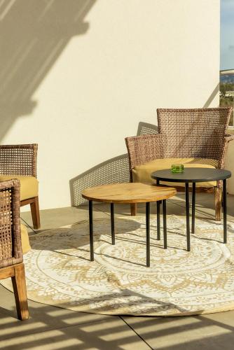 d'une terrasse avec 2 tables et 2 chaises. dans l'établissement Flaubert 25 - Domaine d'Arca - 4 pers, à Porto-Vecchio