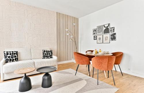 un salon avec un canapé, une table et des chaises dans l'établissement Appartement 2 pieces #TourEIffel #Invalides, à Paris