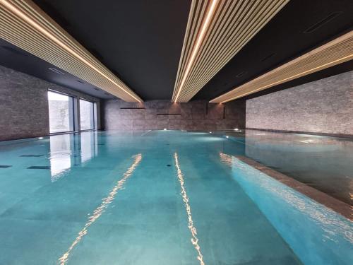 an empty swimming pool with blue water at LUMA in Les Collons