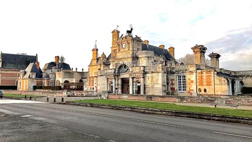 an old building on the side of a road at Un jardin au bord de l'eau in Montreuil