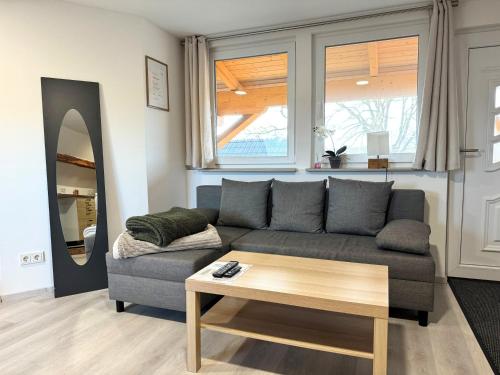 sala de estar con sofá y mesa en Gasthaus Bomsdorf - Ruhe auf dem Land 