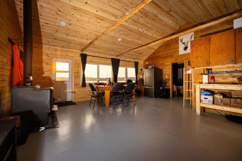 ein Wohnzimmer mit einem Tisch und Stühlen im Zimmer in der Unterkunft South McInnes in Red Lake