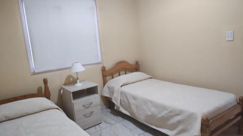 - une chambre avec 2 lits et une fenêtre dans l'établissement JOSE MANZANO, à Villa Aberastain