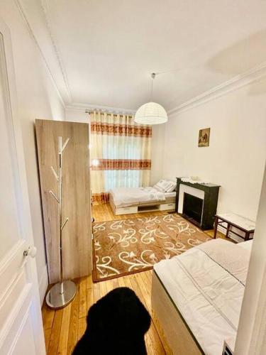 une chambre avec un lit et un salon dans l'établissement Beau 3P en plein cœur du 15eme Proche de Beaugrenelle et de la Tour Eiffel. ., à Paris