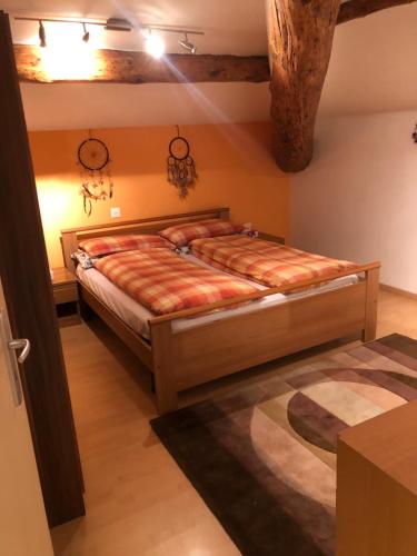 um quarto com uma cama grande num quarto em Appartamento in Attico em Poschiavo